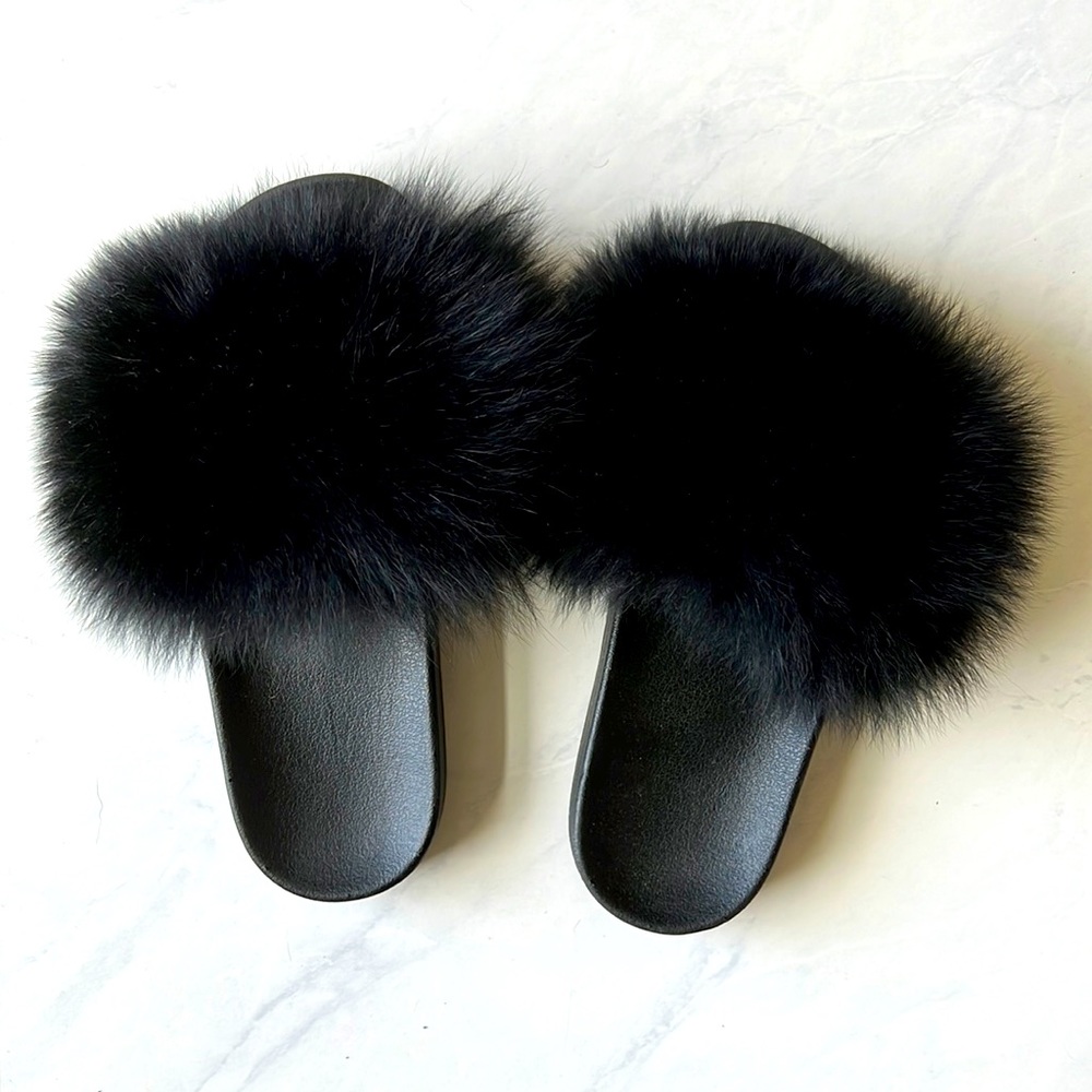 Black faux fur slides